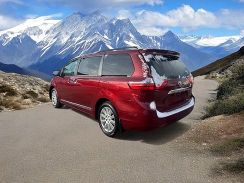 Used 2017 Toyota Sienna Limited image 3