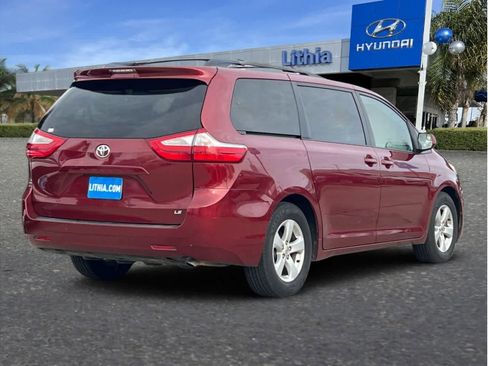 Used 2017 Toyota Sienna LE image 4
