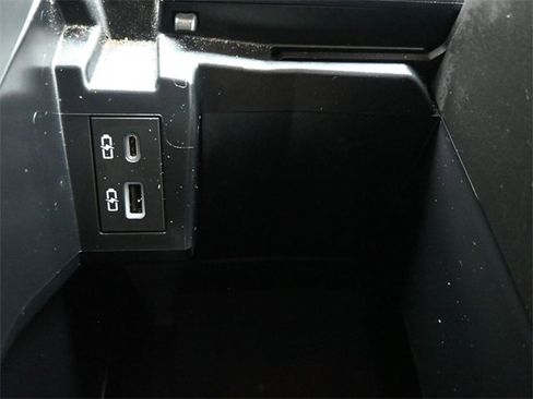 Used 2021 Toyota Sienna Limited image 4