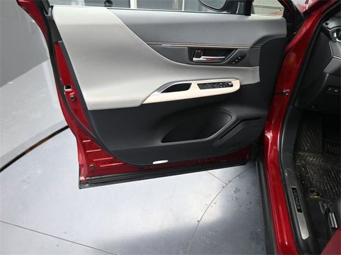 Used 2024 Toyota Venza XLE image 17