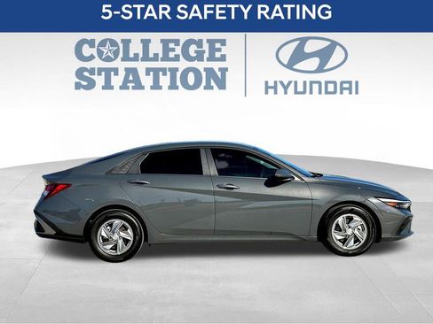 Used 2024 Hyundai Elantra SE image 11