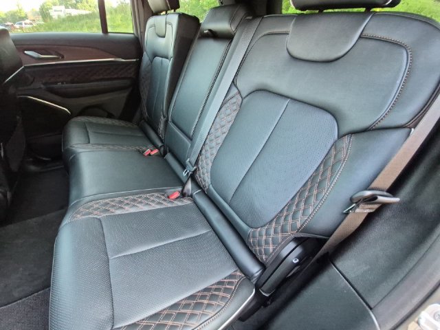 Used 2025 Jeep Grand Cherokee Summit AWD/4WD image 28