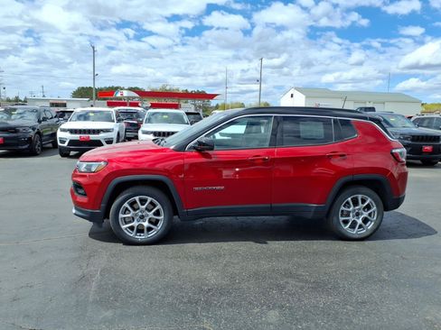 Used 2025 Jeep Compass Limited AWD/4WD image 2
