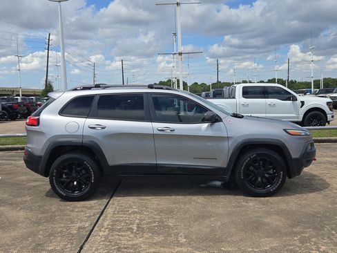 Used 2016 Jeep Cherokee Trailhawk w/ Comfort/Convenience Group AWD/4WD image 2