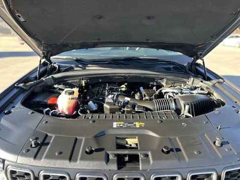 Used 2024 Jeep Grand Cherokee Laredo image 8