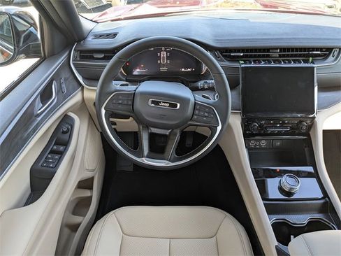 New 2025 Jeep Grand Cherokee Limited image 16