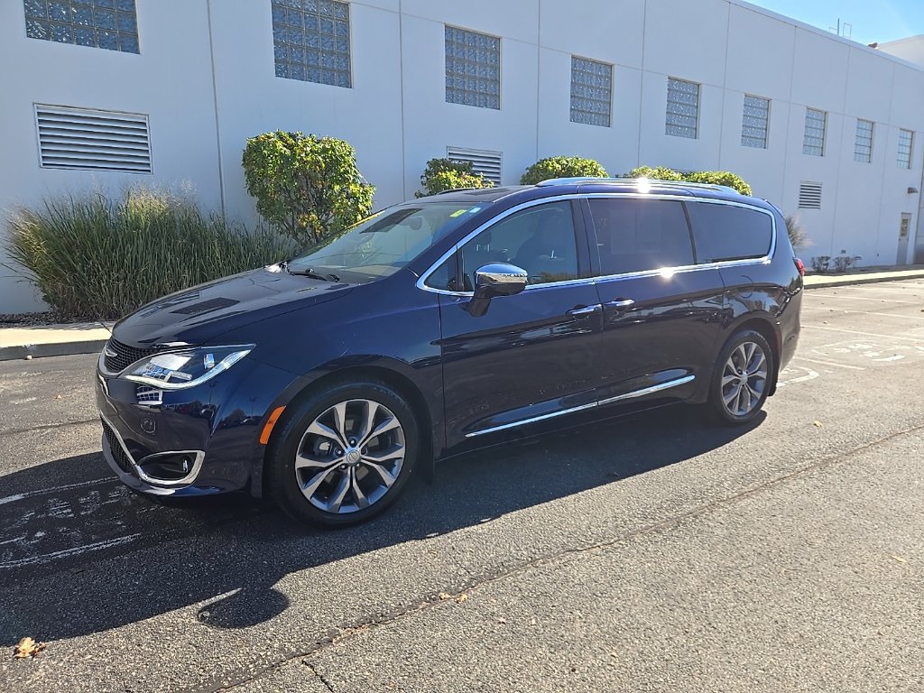 Used 2018 Chrysler Pacifica Limited w/ Tire & Wheel Group FWD image 2