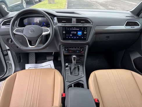 Used 2023 Volkswagen Tiguan SE w/ Panoramic Sunroof Package FWD image 20