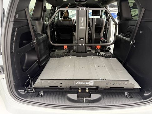 Used 2020 Chrysler Pacifica Touring-L FWD image 29