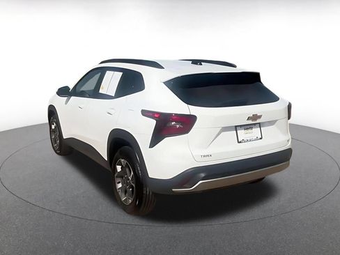 Used 2025 Chevrolet Trax LT w/ LT Convenience Package FWD image 11