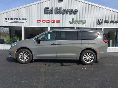 Used 2023 Chrysler Pacifica Touring-L image 6