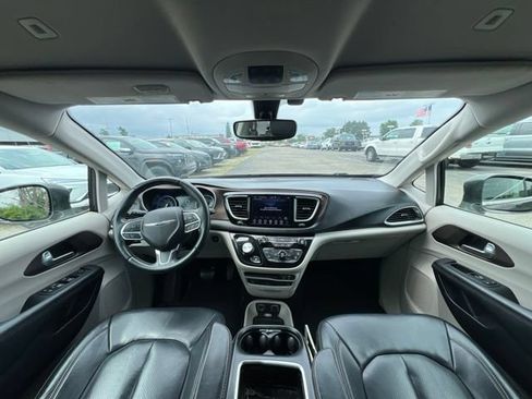 Used 2018 Chrysler Pacifica Touring-L Plus FWD image 14