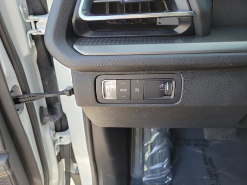 Used 2024 Chevrolet Traverse LT FWD image 8