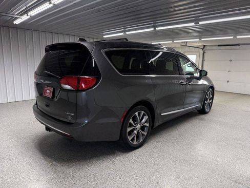 Used 2017 Chrysler Pacifica Limited FWD image 7