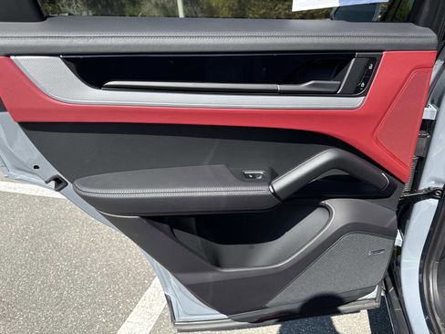 Used 2024 Porsche Cayenne S image 11