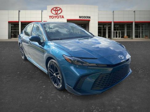 Used 2025 Toyota Camry SE FWD image 3