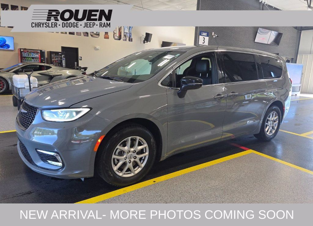 Used 2025 Chrysler Pacifica Select FWD image 1