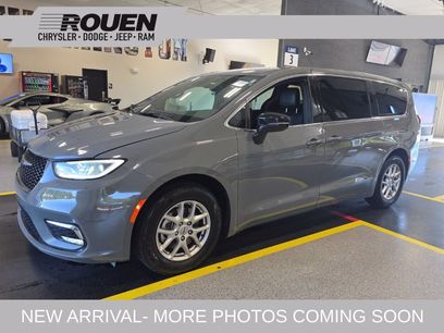 Used 2025 Chrysler Pacifica Select