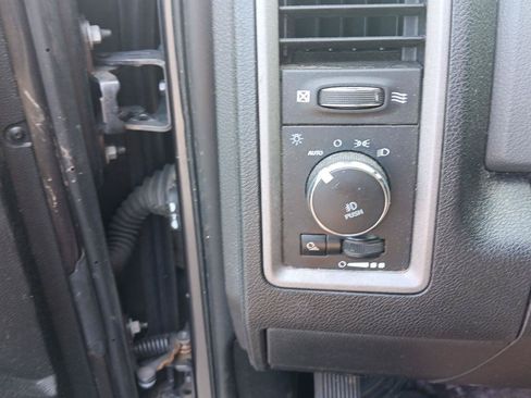 Used 2017 RAM 1500 Express AWD/4WD image 22