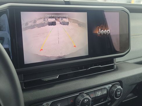 Used 2024 Jeep Wrangler Unlimited image 17