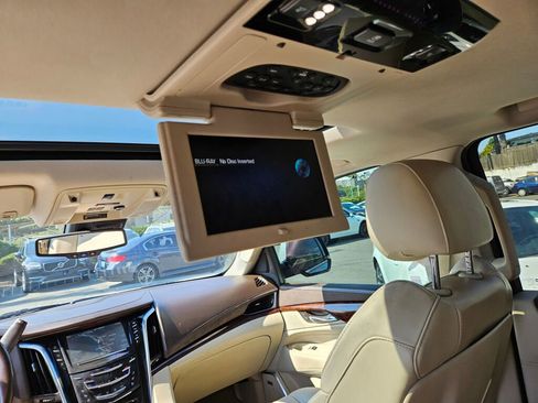 Used 2015 Cadillac Escalade Luxury image 21