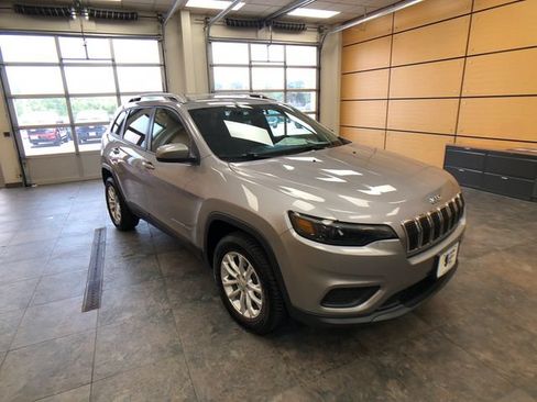 Used 2020 Jeep Cherokee Latitude w/ Cold Weather Group AWD/4WD image 1