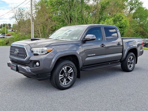 Used 2018 Toyota Tacoma TRD Sport AWD/4WD image 3