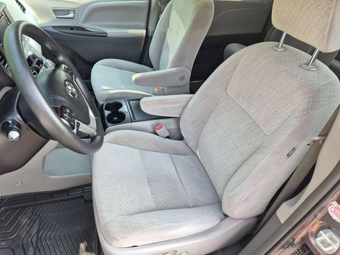 Used 2019 Toyota Sienna LE FWD image 15
