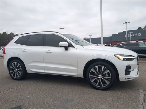 Used 2022 Volvo XC60 B5 Momentum w/ Advanced Package image 2