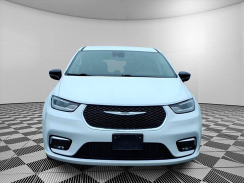 Used 2024 Chrysler Pacifica Touring-L FWD image 2
