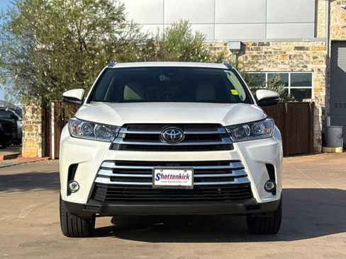 Used 2019 Toyota Highlander Limited FWD image 2