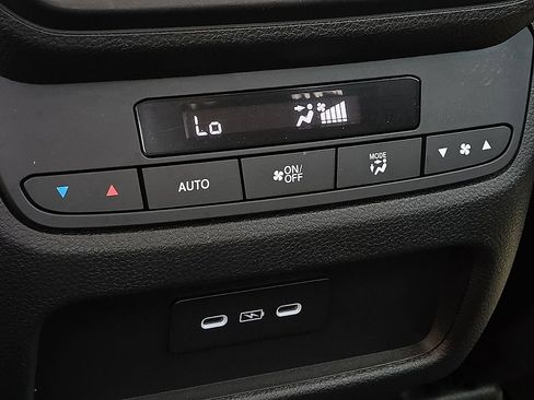 Used 2024 Honda Pilot Touring image 11