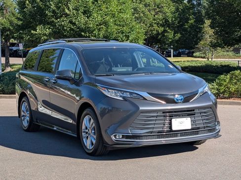 Used 2025 Toyota Sienna Limited AWD/4WD image 8