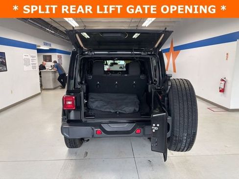 Used 2018 Jeep Wrangler Unlimited Sahara image 32
