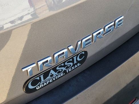 Used 2020 Chevrolet Traverse LT image 9