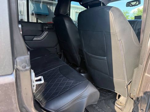 Used 2017 Jeep Wrangler Unlimited Rubicon w/ Connectivity Group AWD/4WD image 17