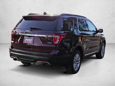 Used 2018 Ford Explorer XLT image 5