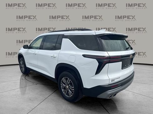 Used 2025 Chevrolet Traverse LT FWD image 3