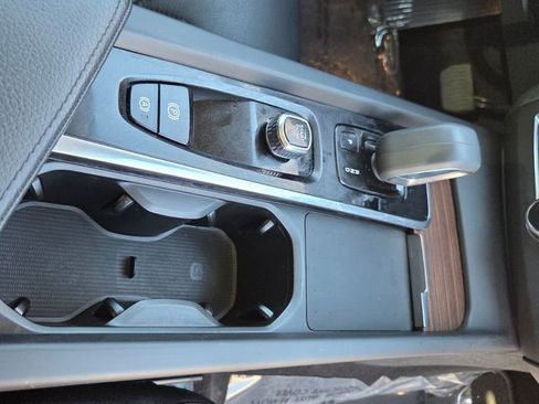 Used 2022 Volvo XC60 T8 Inscription Expression w/ Advanced Package image 12