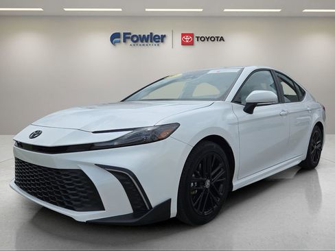 Used 2025 Toyota Camry SE FWD image 3