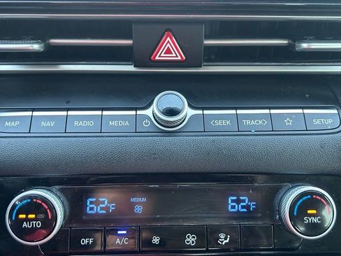 Used 2023 Hyundai Elantra Limited image 18