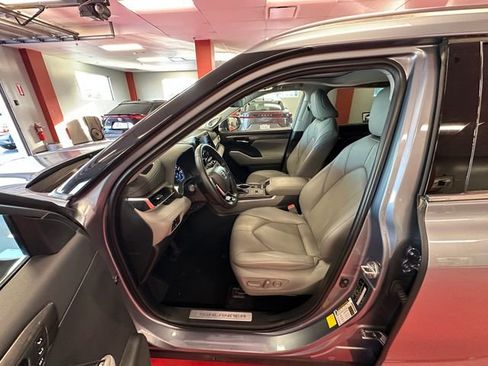 Used 2022 Toyota Highlander Limited FWD image 10