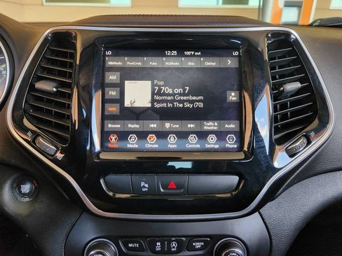 Used 2019 Jeep Cherokee Limited FWD image 17