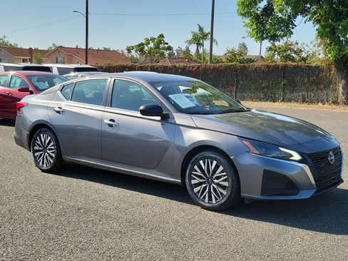 Used 2024 Nissan Altima 2.5 SV FWD image 25