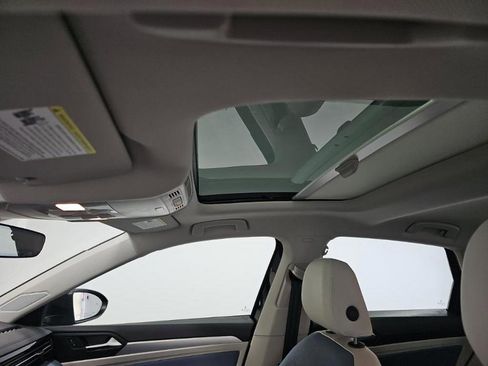 Used 2025 Volkswagen Jetta SE w/ Sunroof Package FWD image 8
