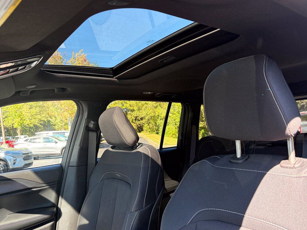 Used 2025 Jeep Grand Cherokee Laredo X w/ Luxury Tech Group I AWD/4WD image 9