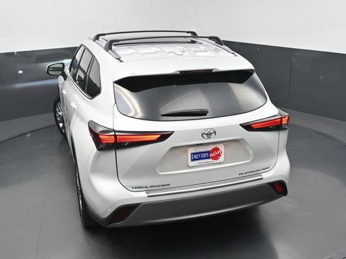 Used 2024 Toyota Highlander Platinum AWD/4WD image 36