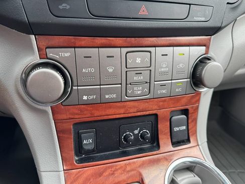Used 2010 Toyota Highlander Limited AWD/4WD image 21
