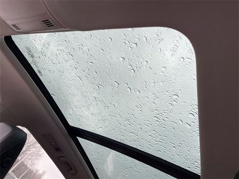 Used 2019 Volkswagen Tiguan SE w/ Panoramic Sunroof Package image 18