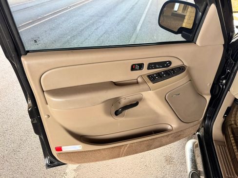Used 2005 Chevrolet Avalanche Z66 w/ Sun And Sound Package RWD image 9